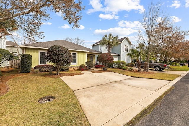 view of front facade featuring a front yard