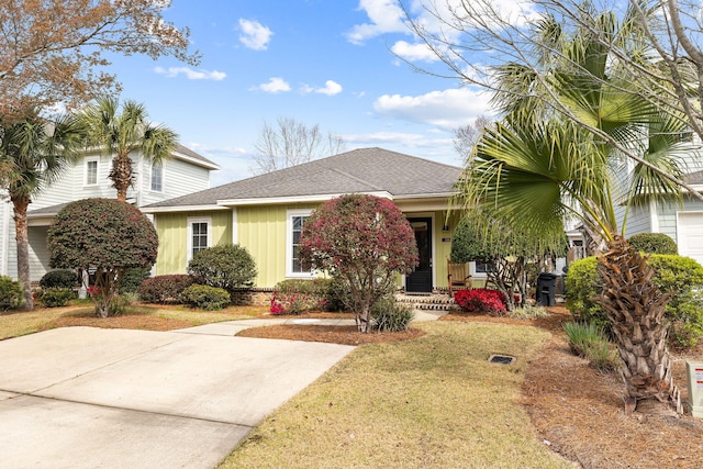 view of front of property featuring a front lawn