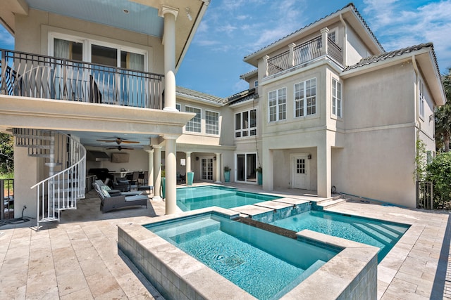 view of pool with outdoor lounge area, an in ground hot tub, ceiling fan, and a patio area