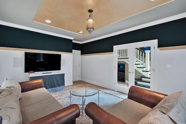 living room with ornamental molding and a notable chandelier