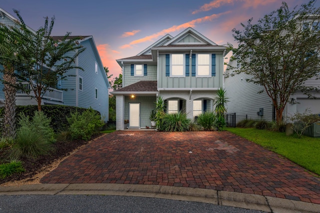 view of front of house featuring a shingled roof