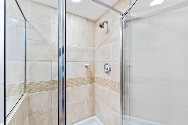 bathroom featuring a tile shower