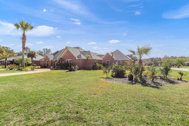 view of front of property featuring a front yard