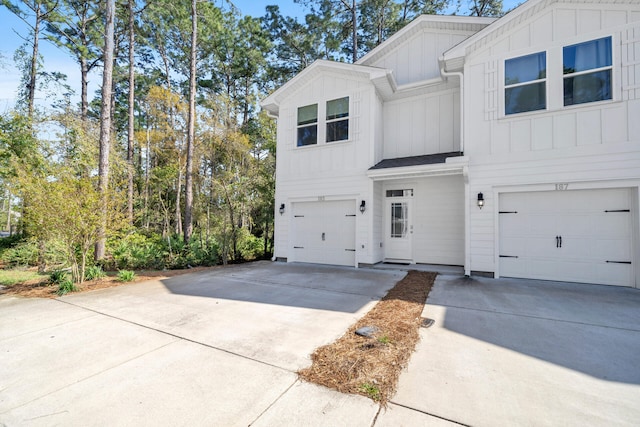 view of front facade featuring a garage