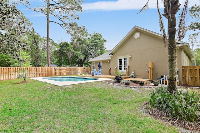 view of swimming pool with a lawn