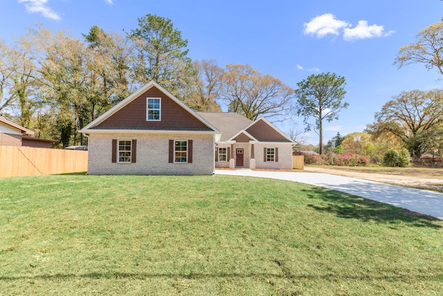 craftsman-style home featuring a front yard