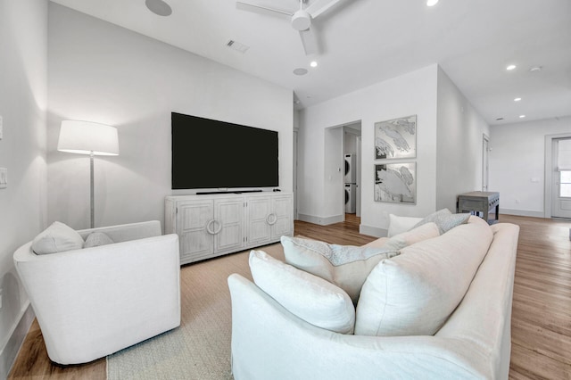 living room with light hardwood / wood-style floors and ceiling fan