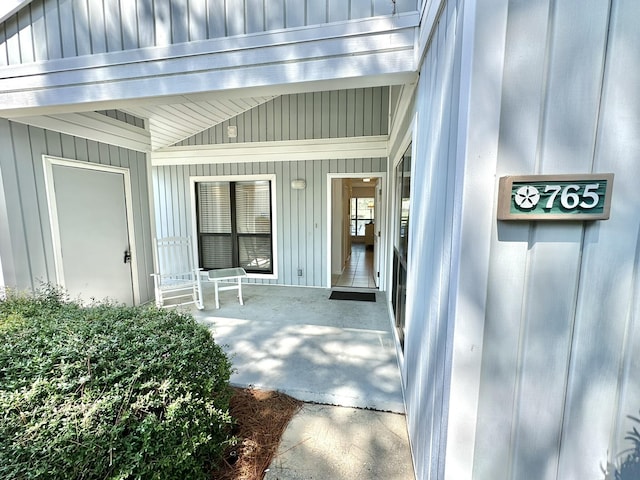 entrance to property featuring a porch