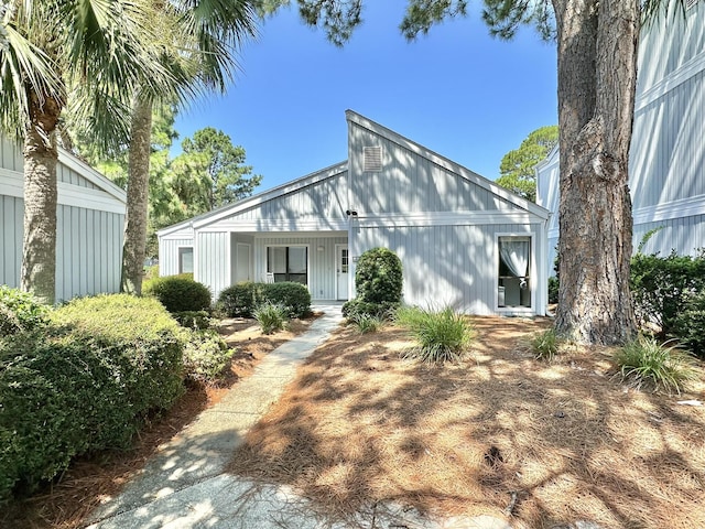 view of front of property featuring a porch