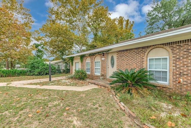 single story home with a front yard