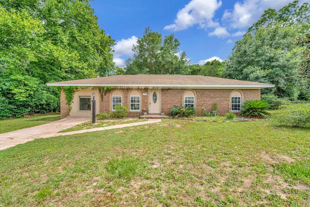 single story home with a front yard