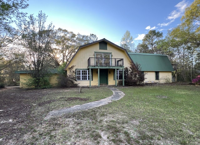 view of front facade featuring a front lawn