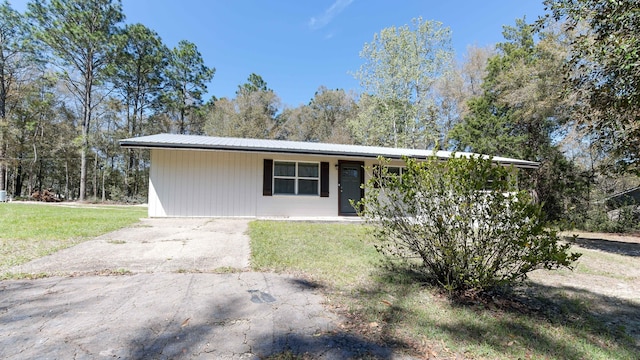 single story home featuring a front yard