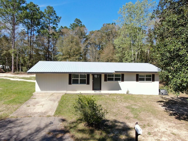 ranch-style house featuring a front yard