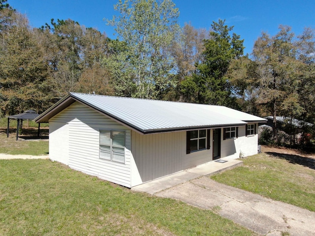 ranch-style home with a front yard