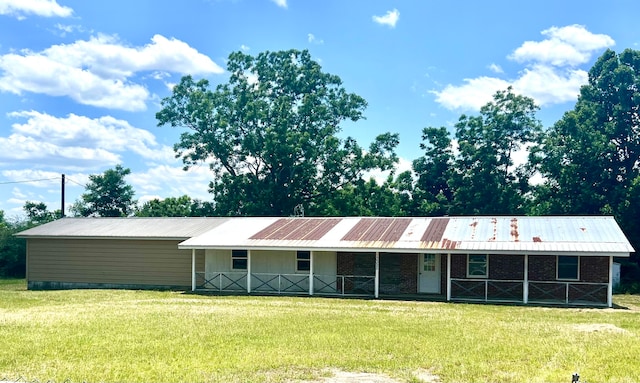 view of front of property with a front yard