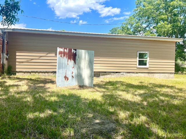 view of shed / structure featuring a lawn