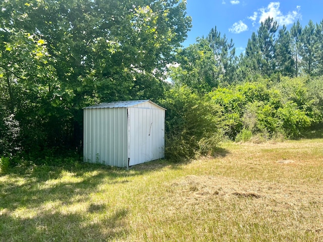 view of yard with a storage shed