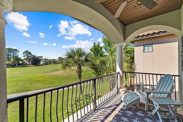 balcony featuring ceiling fan