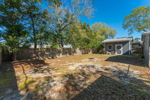 view of yard featuring a storage unit