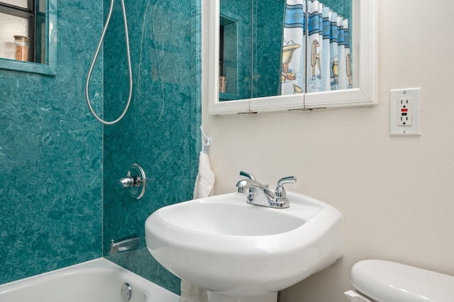 full bathroom featuring shower / bathtub combination with curtain, toilet, and sink