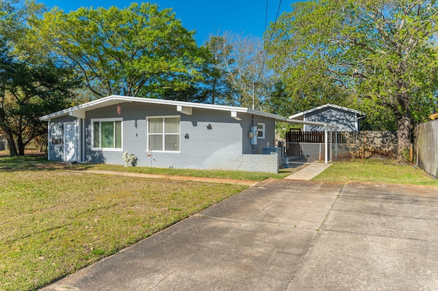 view of front of home with a front lawn