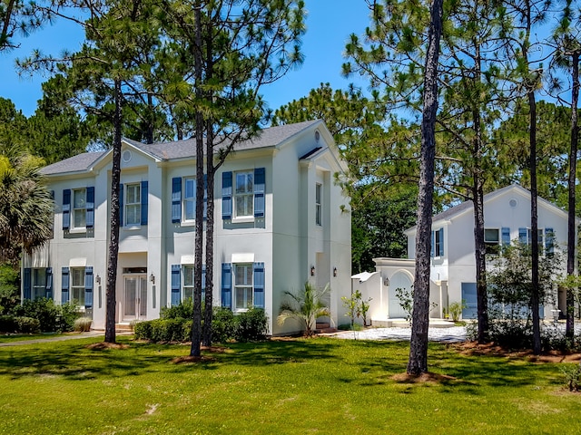 view of front facade with a front yard