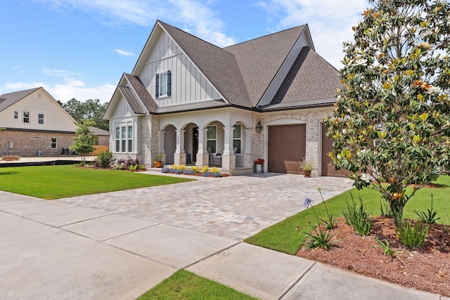 view of front facade featuring a front lawn