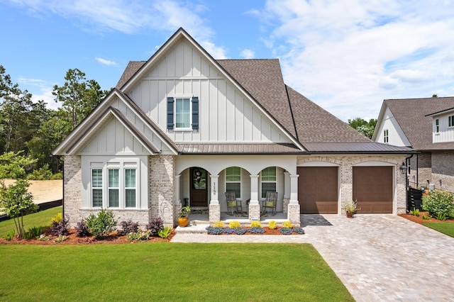 view of front of property featuring a front lawn and a porch