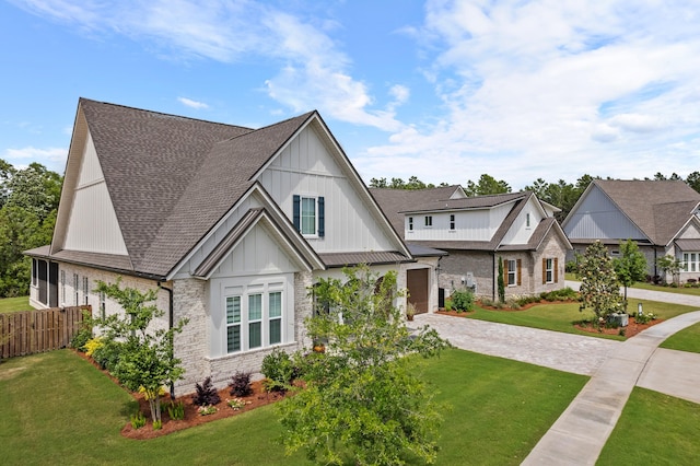 view of front of property featuring a front lawn