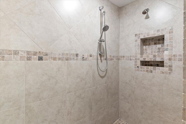 bathroom featuring tiled shower