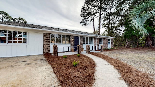 ranch-style home with a porch