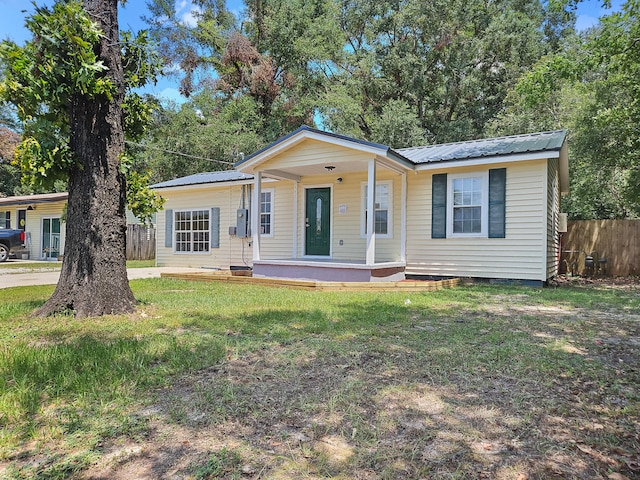 single story home with a front lawn