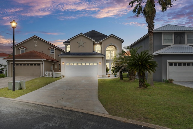 view of front facade featuring a garage and a yard