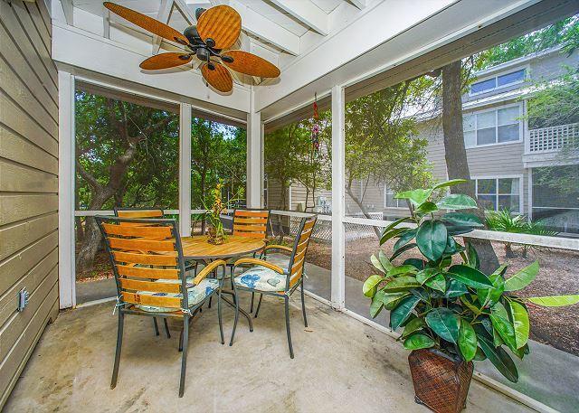 sunroom with ceiling fan