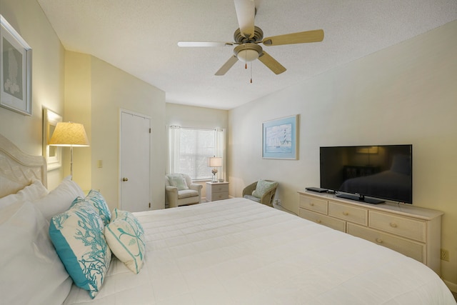 bedroom featuring ceiling fan and a textured ceiling