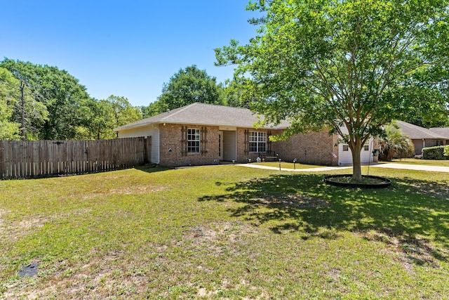 ranch-style home featuring a front lawn