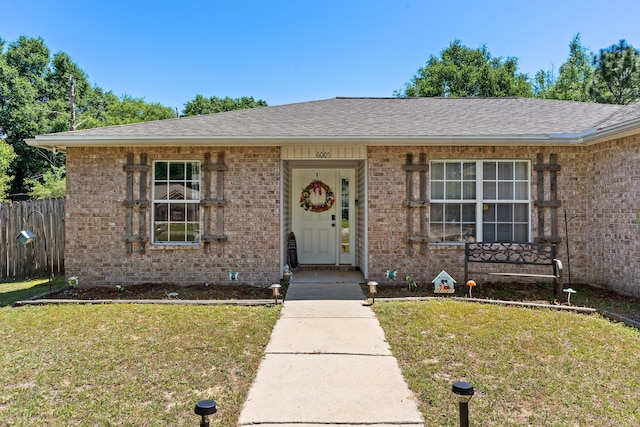 single story home with a front lawn