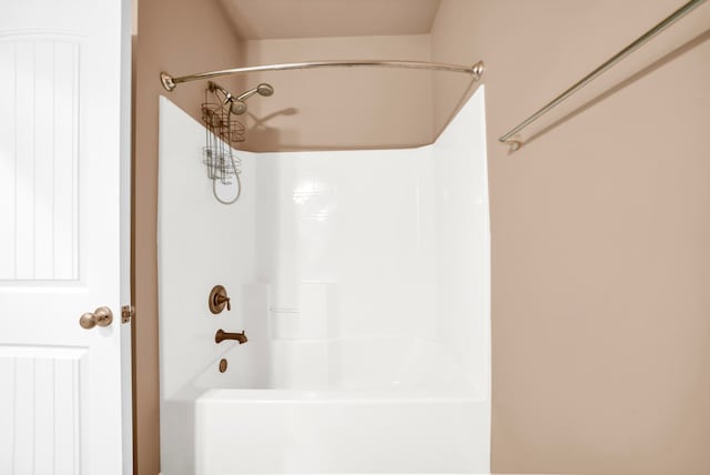 bathroom with washtub / shower combination