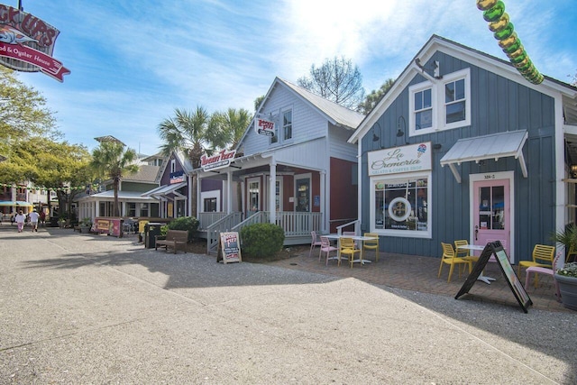 view of front of home featuring covered porch