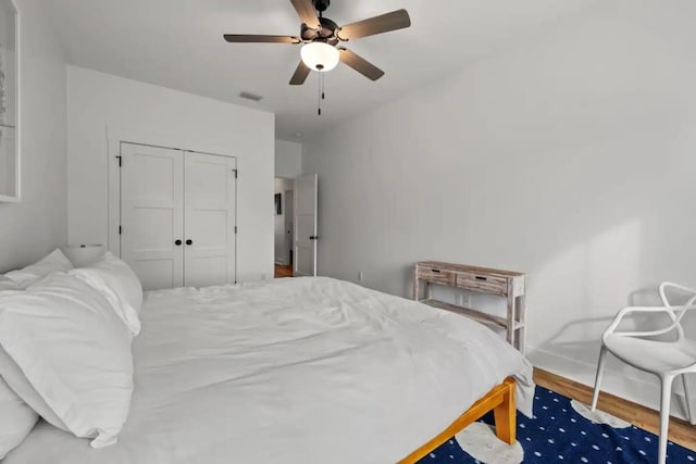 bedroom featuring a closet, ceiling fan, and hardwood / wood-style floors