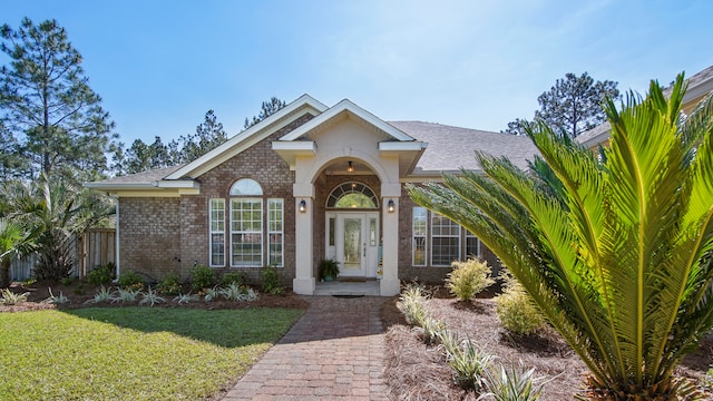 single story home with a front yard