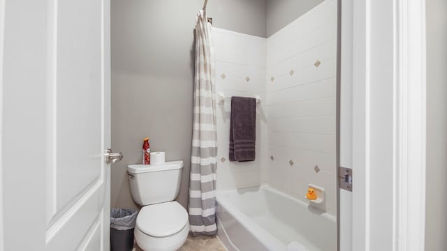 bathroom featuring toilet and shower / tub combo with curtain