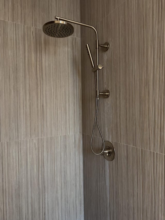 room details featuring tiled shower