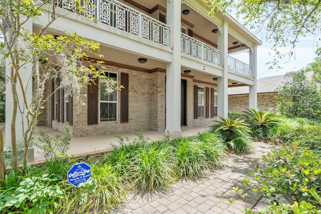 entrance to property featuring a balcony