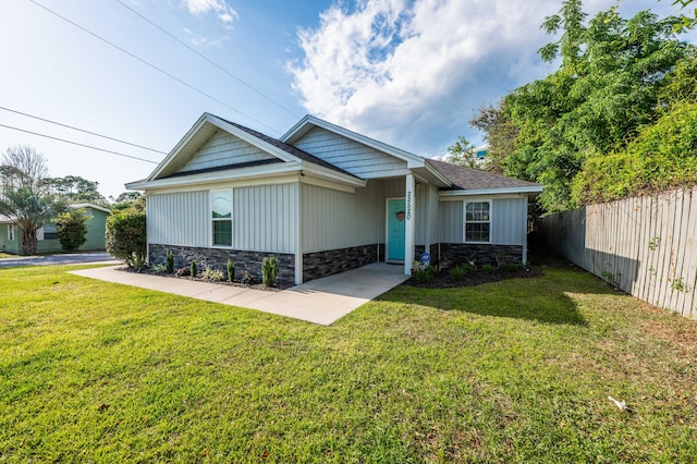 view of front of property with a front yard