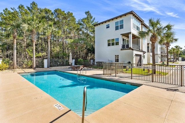 view of swimming pool