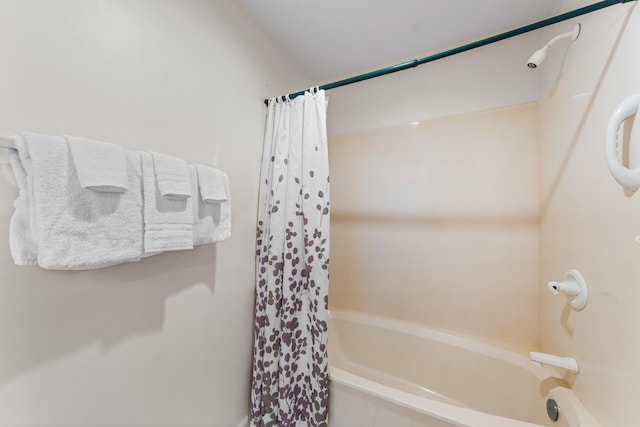 bathroom with shower / tub combo