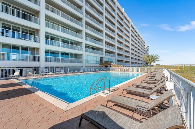 view of swimming pool