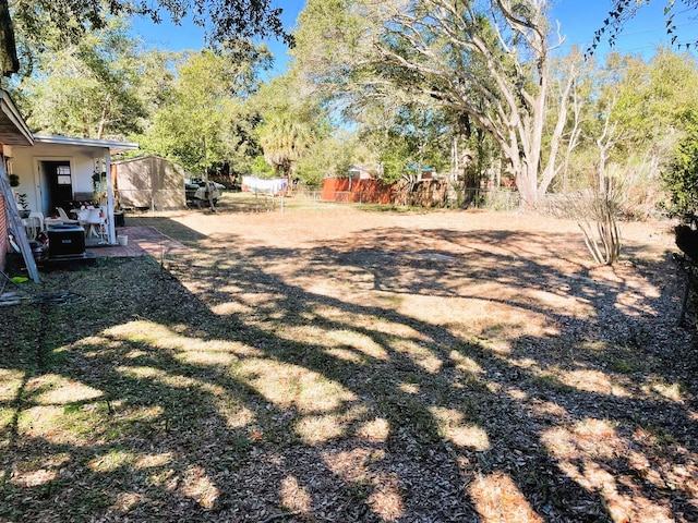 view of yard featuring a storage shed